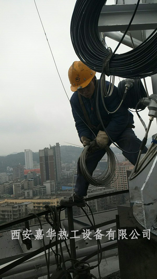 這是你認識的焦爐凈煤氣放散點火裝置嗎

焦爐凈煤氣放散點火裝置組成：
    由 1 、火炬燃燒器, 2 、塔架、3、 閥組平臺、4 、放散筒體，5、 水封,  6 、點火裝置（高能點火器、防焦油點火桿、高溫高壓點火專用電纜）， 7、 閥組部分（氣動調節閥、點火煤氣閥、吹掃氣動閥 ）、8 、控制系統 （PLC 控制系統、現場操作柜、遠程上位機監測，控制系統）等八部分構成。

焦爐凈煤氣放散點火裝置點火方式：
    手動及自動點火說明; 
    1、手動點火：
手動點火是在就地控制柜面板上。通過按鈕，實現手動點火，也可在遠程上位機手動狀態時進行手動點火操作。
    2、遠程自動點火：
    在中控室，上位機 PC 畫面調至自動點火狀態，點火系統在接受放散點火指令后， 按程序實現自動點火，并將點火狀態反饋給上位機。
    2.2、火焰檢測：
    系統在放散點火時進行火焰的實時監控，并將信號傳至程控柜。


    焦爐凈煤氣放散點火裝置點火器說明：
    1、高空點火器：
    高空點火器，該點火器借鑒德國進口燃燒器點火器經驗精心設計的節能，具有燃燒穩定、火焰剛性好、防風、節能的特點，廣泛應用于石化、治金等行業的燃燒器及火炬上。點火燃料氣采用凈煤氣為點燃介質。每個放散管裝 2 套高空點火器，180 度等角度布置，以保證點火成功率不受風向影響。
    2、 高能點火裝置：
    點火采用增強型高能點火裝置，型號JHGN-120，該點火裝置點火能量大，發火端耐高溫，抗積碳，抗結焦，不受外界環境（溫度、濕度、風速、氣壓）影響，點火可靠且安裝方便。
    組成：每套點火裝置由高能點火器、耐高溫防焦油點火桿、點火高壓電纜組成。
    安裝：將引火器安裝在放散管道口和防風罩之間，高空點火器內裝有點火桿 ， 點火桿與高能點火器之間用高壓點火導線連接，高能點火器受 PLC 控制柜控制。
    功能：當需要點火時，給點火器通電 AC220V 50Hz 點火器發出點火信號經高壓導線傳至點火桿，在點火桿頭部發出能量為 30Ｊ的點火花，煤氣遇火花后引燃高空點火器 ，放散煤氣在高空點火器的引火下被點燃實現點火功能。
    希望您在看完這篇焦爐凈煤氣放散點火裝置后會對他有個大致的了解，我們后期還是會繼續和大家分享其他的組件原理以及操作過程，我們一起期待吧。
